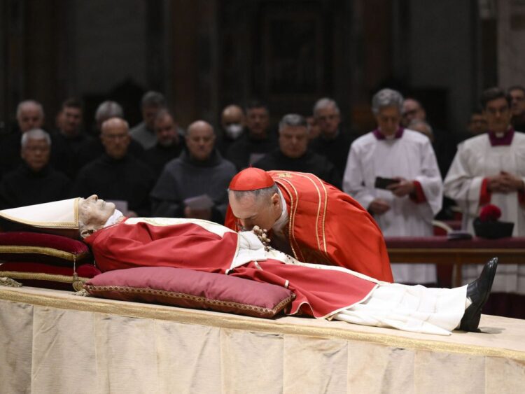 Católicos despiden a Benedicto XVI en el Vaticano
