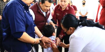Supervisa alcalde vacunación anti COVID en escuelas de Victoria