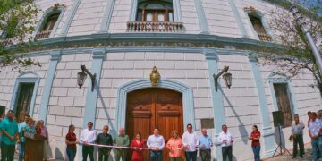 Rescata alcalde puerta histórica de Palacio Municipal de Victoria