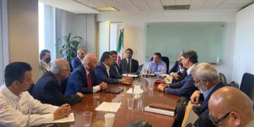 Se reúne Lalo Gattás con titular de la Unidad de Inversiones de Hacienda