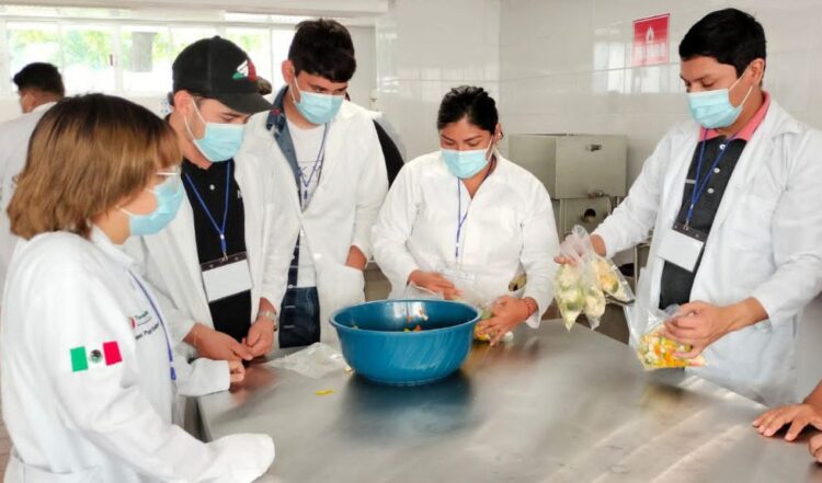 Estudiantes de la UAT de Mante elaboran alimentos de valor nutricional