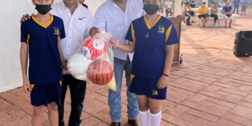 Entrega Municipio material deportivo en ejidos de Victoria