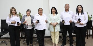 Reconocen antigüedad y trabajo de servidoras  y servidores públicos del Congreso del Estado