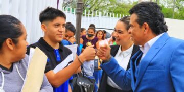 Supervisa alcalde y presidenta del DIF atención a familias