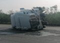 Vuelca tráiler con material peligroso, cierran Carretera Federal 101 en Tamaulipas