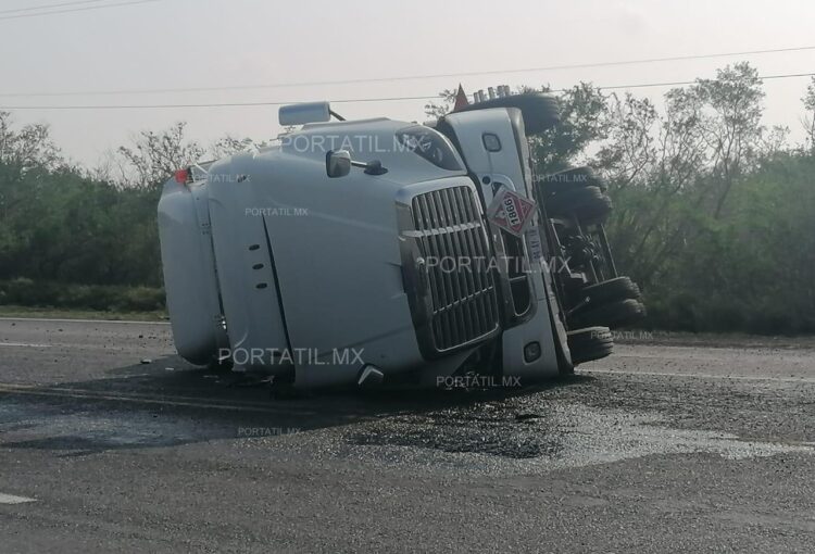Vuelca tráiler con material peligroso, cierran Carretera Federal 101 en Tamaulipas