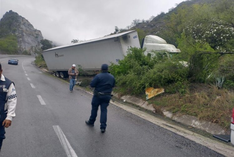 Tráiler derrapa en la carretera Rumbo Nuevo