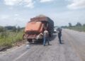 Apagan a tiempo incendio de un camión que transportaba caña