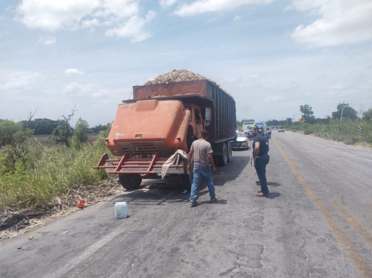 Apagan a tiempo incendio de un camión que transportaba caña