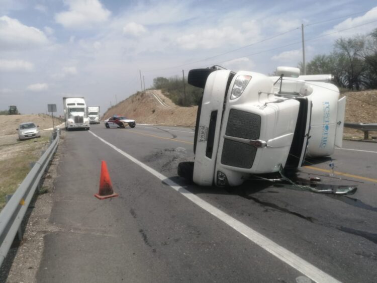 Cierran carretera Victoria-Monterrey por accidente de tráiler