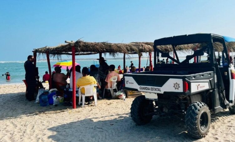 Cuida la Guardia Estatal de Tamaulipas a turistas en playa La Pesca