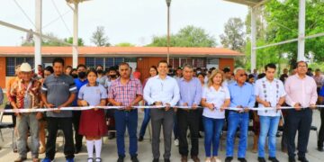 Alcalde de Victoria le cumple a la educación