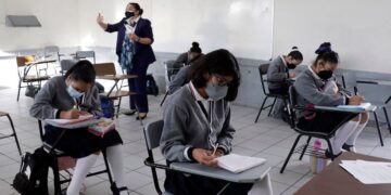 Anuncia AMLO incremento al salario de los maestros