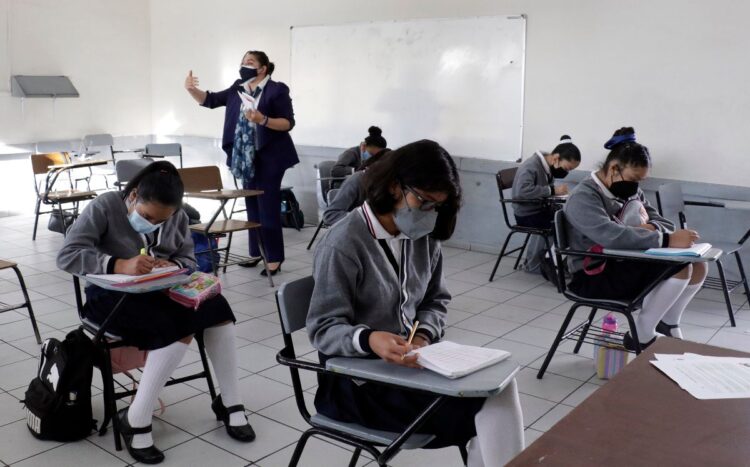 Anuncia AMLO incremento al salario de los maestros