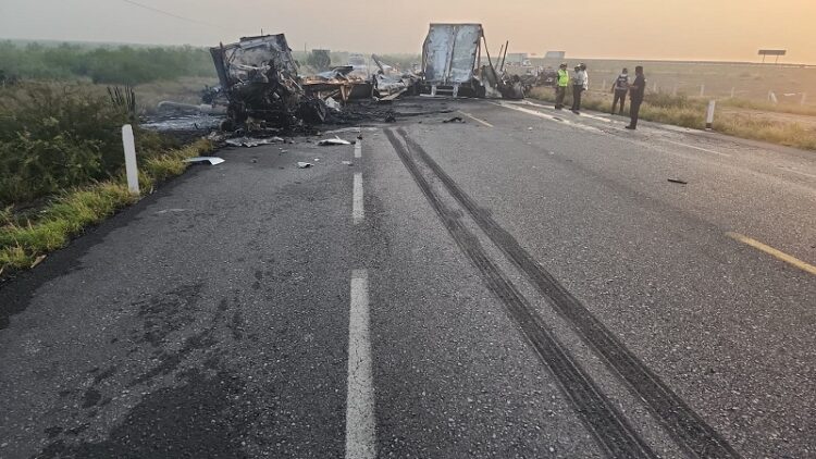 Por manejo imprudente, dos tractocamiones se impactan en la carretera libre a Nuevo Laredo