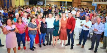 Festeja Lalo Gattás a mil mamás victorenses