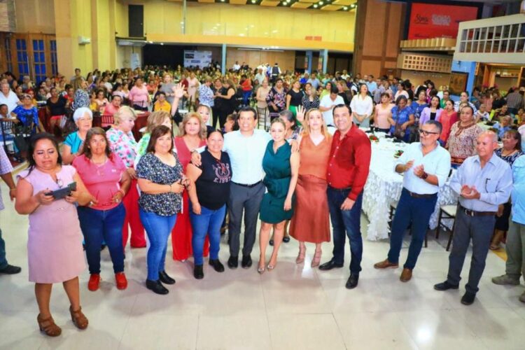Festeja Lalo Gattás a mil mamás victorenses