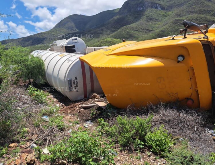 Se vuelca tráiler cargado de gasolina en carretera de Tamaulipas