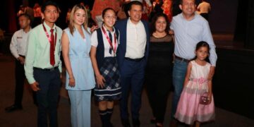 Condecora Alcalde a alumnos y maestros de excelencia educativa