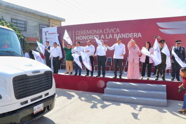 Entrega gobernador 12 camiones recolectores de basura a Victoria