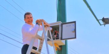 Activa alcalde semáforo en avenida de la Unidad