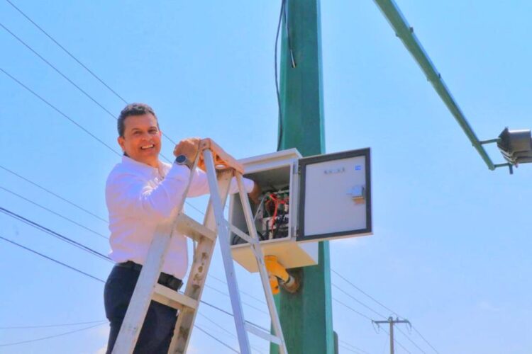 Activa alcalde semáforo en avenida de la Unidad