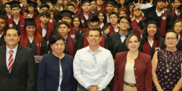 Alienta alcalde a egresados de la Prepa Federalizada a seguir superándose