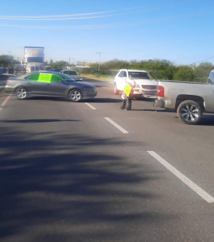 Manifestantes bloquean la Carretera Victoria-Monterrey