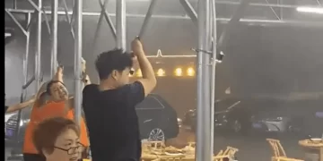 (VIDEO) Viento levanta techo de restaurante en China