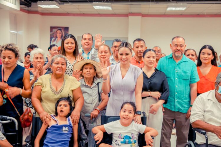 Entrega Lucy de Gattás aparatos de movilidad a familias victorenses
