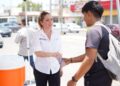 Instala Ale Cárdenas centro de hidratación gratuita y regala agua