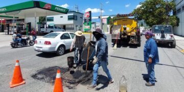 Con las medidas preventivas, continúa bacheo en la ciudad