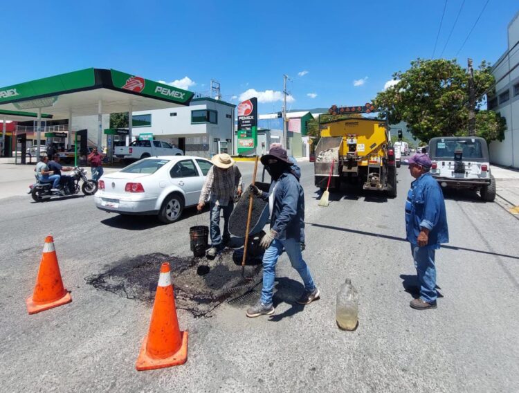 Con las medidas preventivas, continúa bacheo en la ciudad