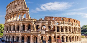 Buscan sancionar a turista que gabó su nombre en el Coliseo Romano