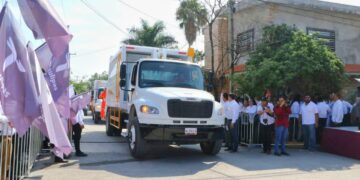 Entrega gobernador 12 camiones recolectores de basura a Victoria