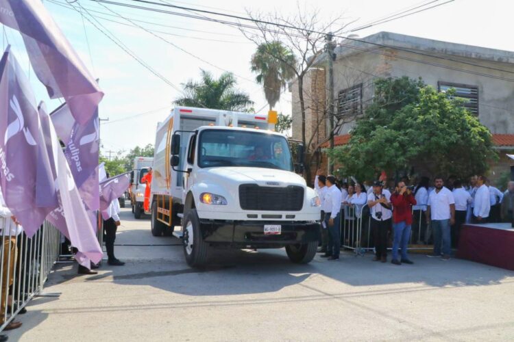 Entrega gobernador 12 camiones recolectores de basura a Victoria