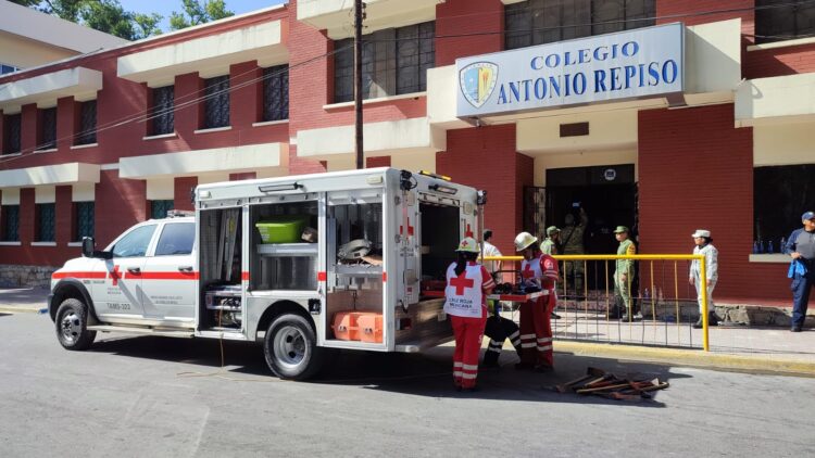 (VIDEOS) Derrumbe en Colegio de Ciudad Victoria deja tres personas atrapadas