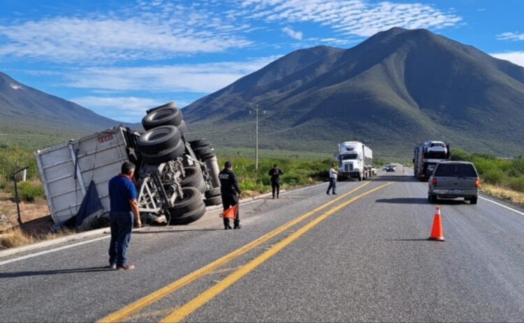 Vuelca trailer cargado de sorgo en Palmillas