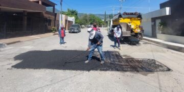 Mejora Municipio vialidades con bacheo en calles de Victoria