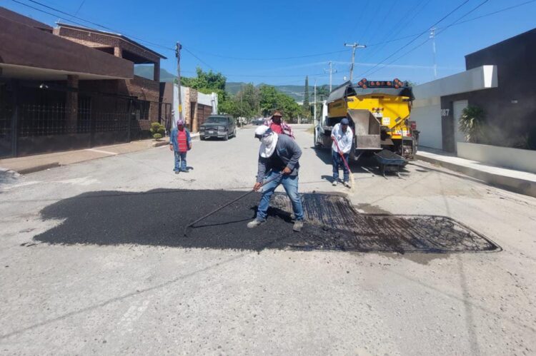Mejora Municipio vialidades con bacheo en calles de Victoria