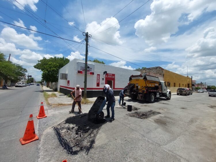 Continúa Municipio reparando vialidades