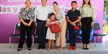 Entregan Lalo y Lucy mochilas y kits de útiles para el regreso a clases