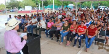 Entrega Lalo Gattás credenciales AMA en zona rural de Victoria