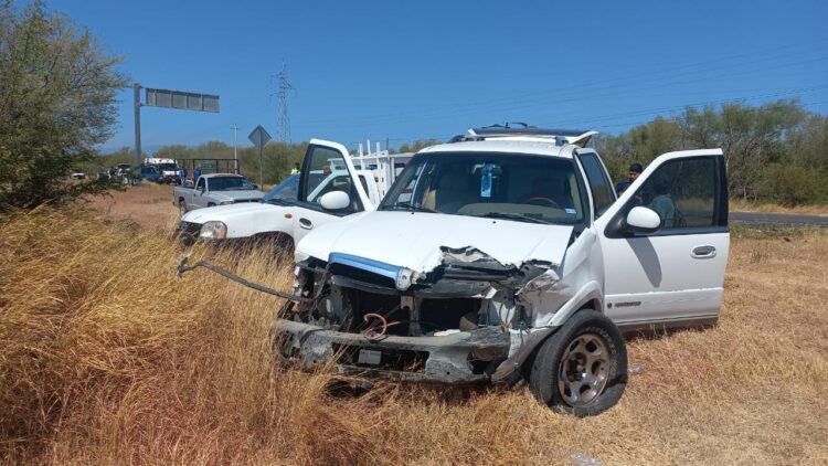 Camioneta «sale volando» cerca del Aeropuerto de Victoria