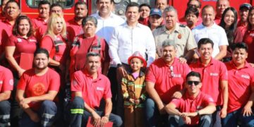 Celebra Lalo Gattás a bomberos de Victoria en su día