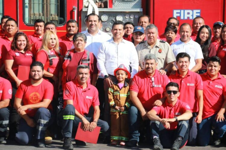 Celebra Lalo Gattás a bomberos de Victoria en su día