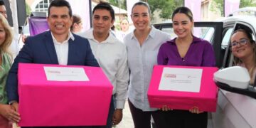 Encabezan Lucy y Lalo colecta de útiles escolares