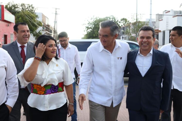 Rinde alcalde junto a gobernador honor a héroes de la Independencia