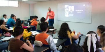 Maestro de universidad colombiana imparte clases en la Facultad de Derecho UAT Victoria