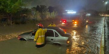 Brindó Protección Civil auxilio a automovilistas afectados por las lluvias